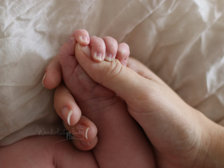 Händchenhalten mit einem Baby