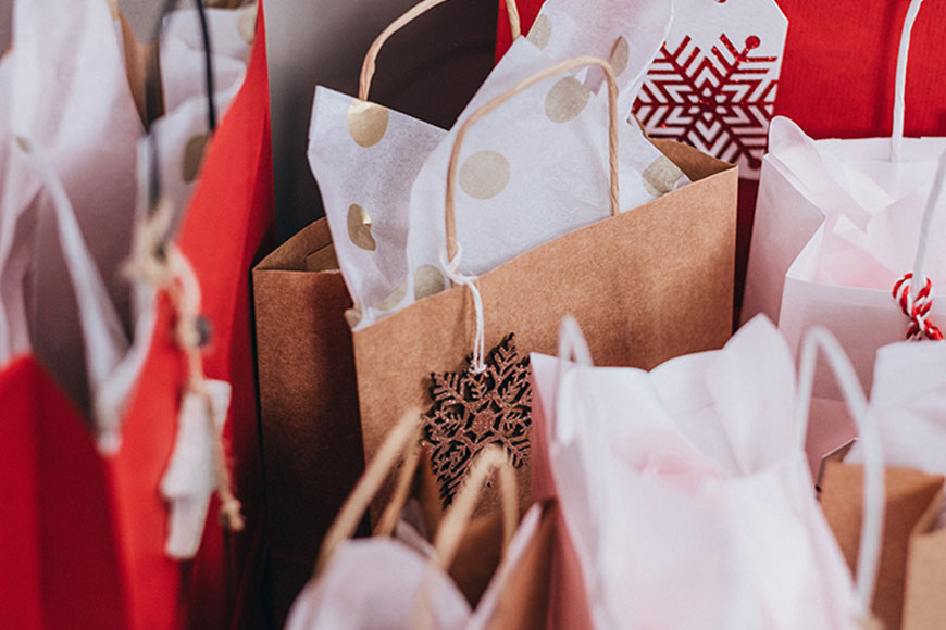 Volle Einkaufstüten aus Paper im weihnachtlichen Design