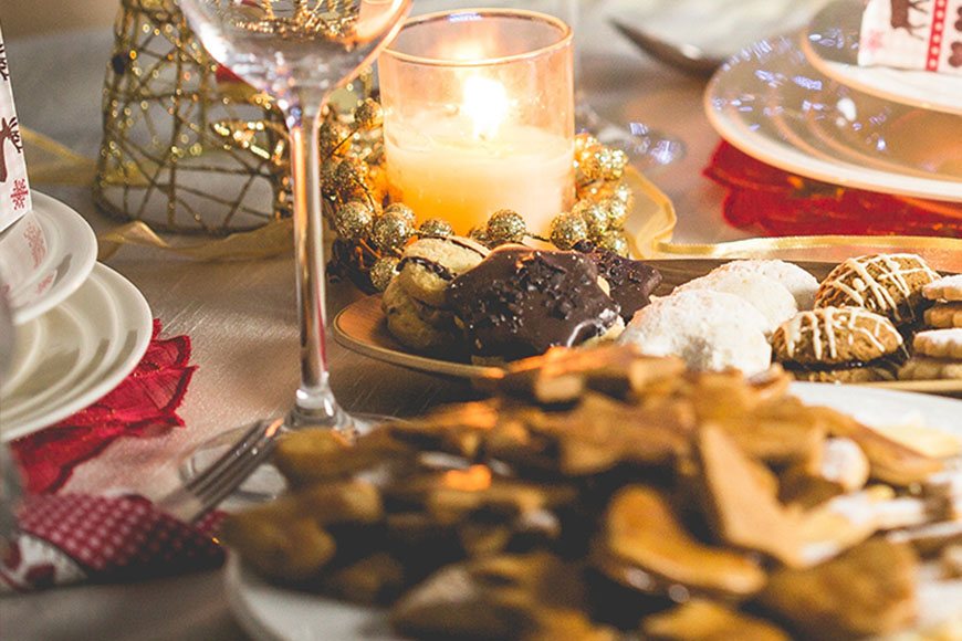 Nahaufnahme eines weihnachtlich geschmückten Tisches.