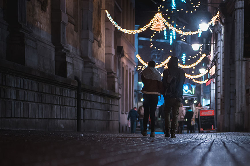 ein Stadtspaziergang in der Dunkelheit