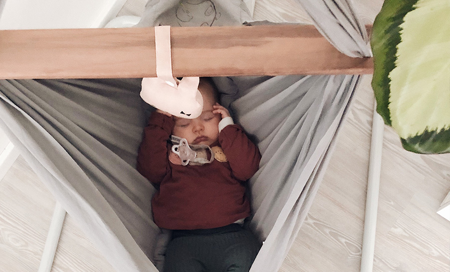 Baby schläft in der NONOMO Federwiege