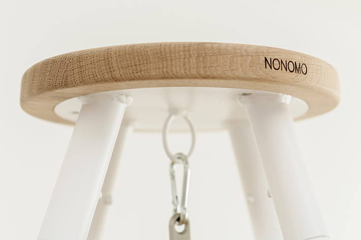 Holz des Tipi-Ständers. Das NONOMO-Logo ist eingraviert